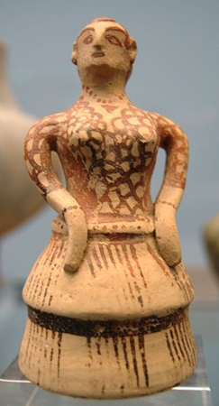 Глинянная статуэтка женщины в национальной одежде