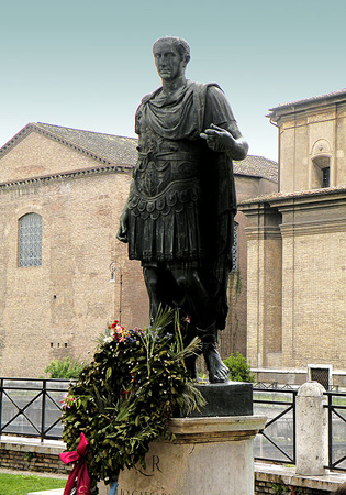 Памятник Юлию Цезарю в Риме