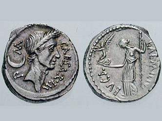 Древнеримская монета с портретом Юлия Цезаря.
