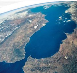 Гибралтарский пролив соединяет Средиземное море и Атлантический океан 