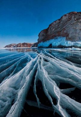 Трещины на льду озера Байкал