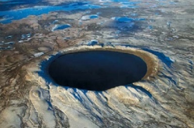 Озеро в метеоритном кратере 