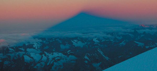 Тень от вершины вулкана Эльбрус появляется на облаках