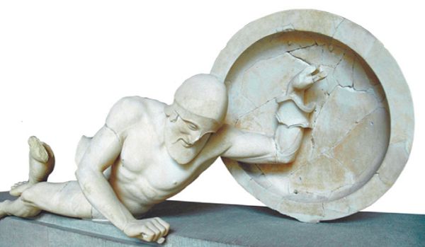 Фигура умирающего воина с восточного фронтона храма Афины Афайи