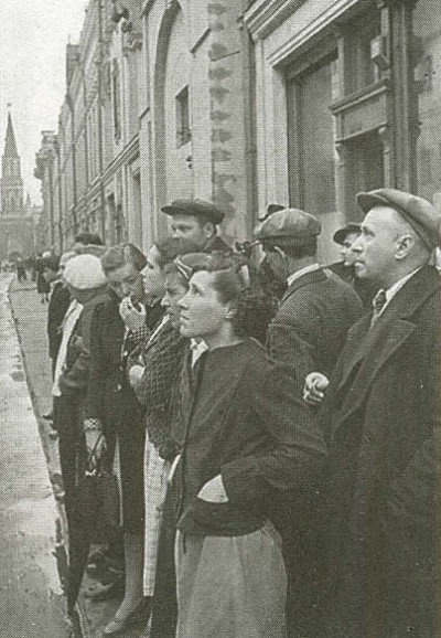 Москвичи слушают по радио объявление войны. 22 июня 1941 г.