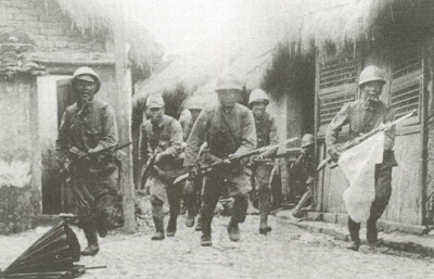 Японские солдаты врываются в китайскую деревню
