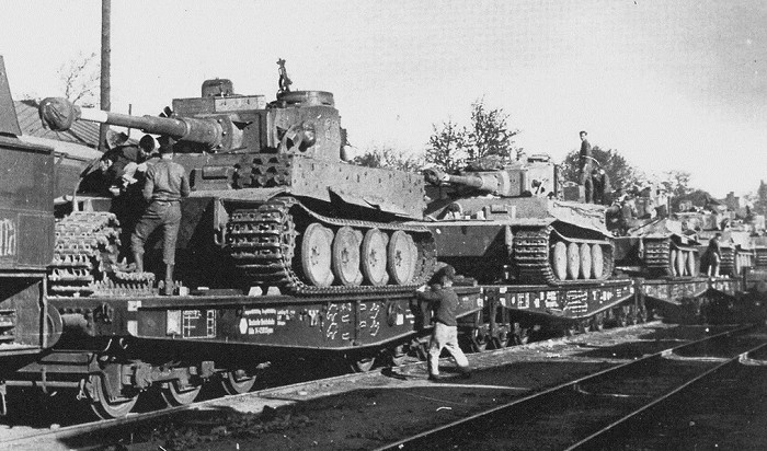 танки доставлялись к месту боя на железнодорожных платформах
