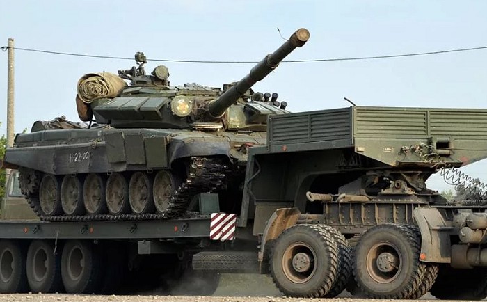 Танк Т-72 на тягаче
