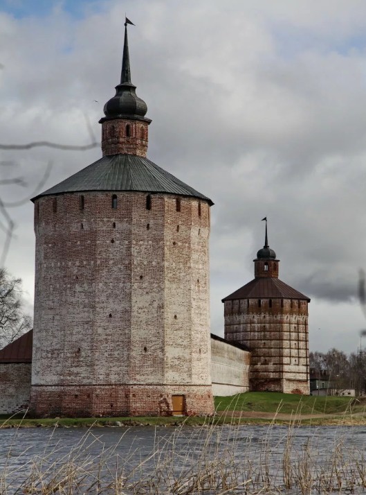 Глухая (Котельная) башня Кирилло-Белозерского монастыря