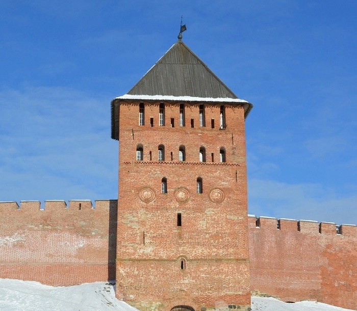 Сохранившиеся стены и башни Новгородского детинца