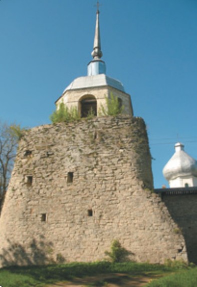Фрагмент сохранившейся стены Порховской крепости и Никольская башня
