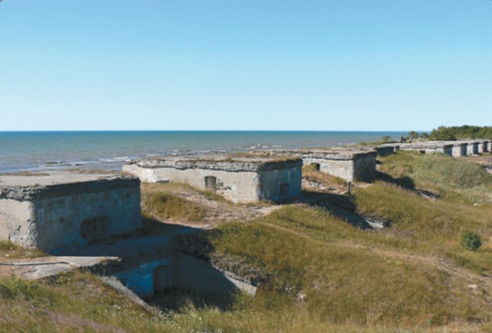 Разрушенные береговые укрепления форта Либава