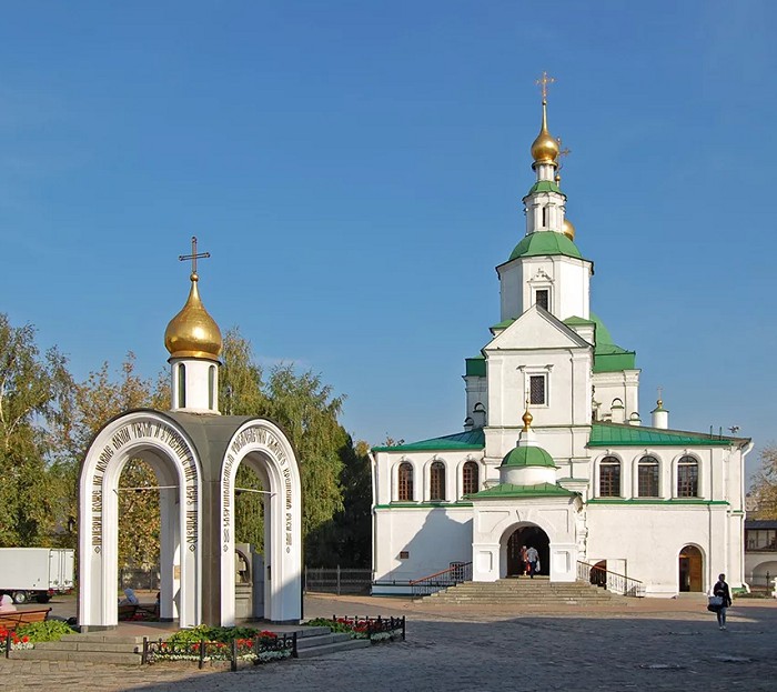Храм святых отцов и летняя молельня Свято-Данилова монастыря