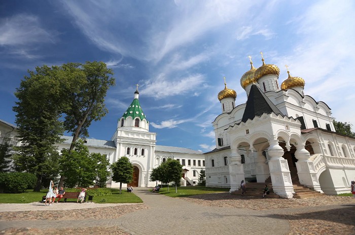 Территория Свято-Троицкого Ипатьевского монастыря