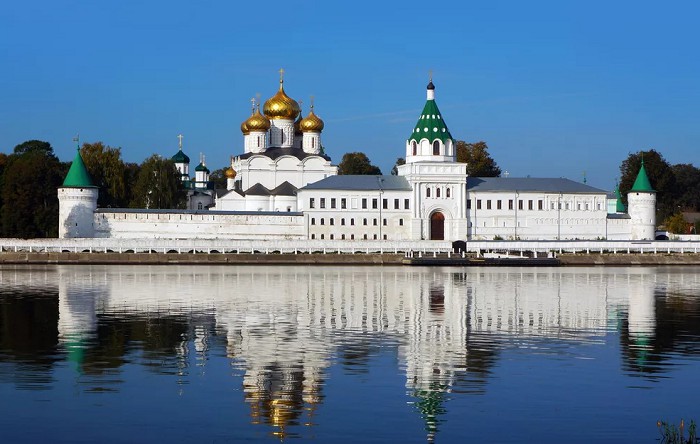 Свято-Троицкий Ипатьевский монастырь. Вид с реки Кострома