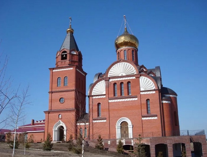 Красная кирпичная церковь в пригороде Уфы
