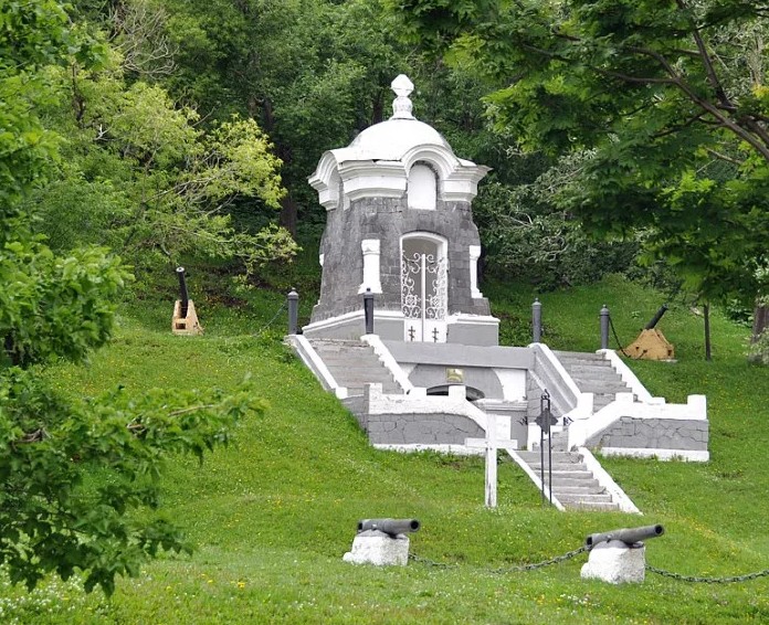 Памятник погибшим при героической обороне города в 1854 г.