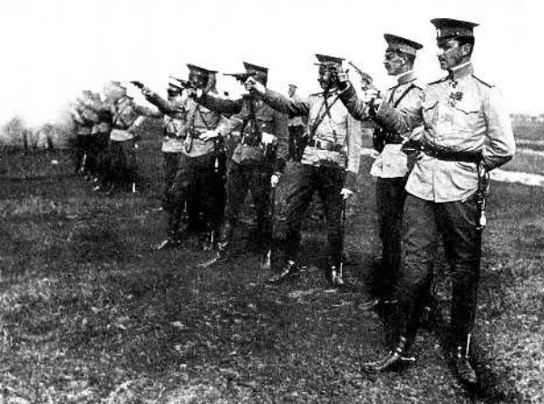 Русские офицеры на стрельбище отрабатывают стрельбу из револьвера «Наган», около 1910 г.