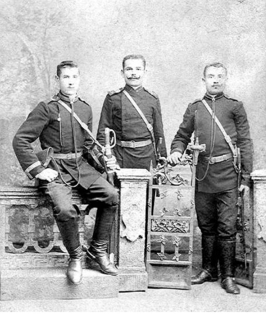 Студийное фото нижних чинов в мундирах 1882 г.