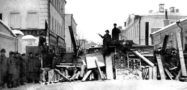 Дружинники с револьверами на баррикаде на Малой Бронной. Москва, декабрь 1905 г