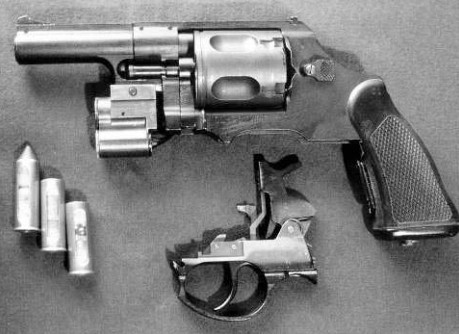 Револьвер ОЦ-20 «Гном» с отделенным ударно-спусковым механизмом. Рядом — образцы патронов 12,5x40R