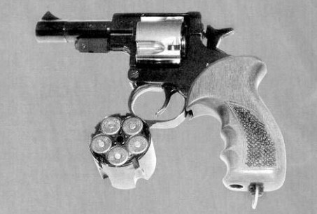 12,5-мм револьвер «Дог-1» и снятый барабан с патронами