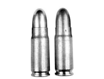 Сравнение германского 7,63-мм пистолетного патрона «маузер» (слева) и советского 7,62-мм пистолетного патрона ТТ (справа)