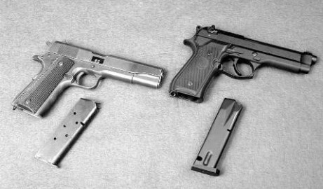 11,43-мм пистолет М1911А1 «Кольт» и сменивший его в качестве штатного военного пистолета 9-мм М9 («Беретта»-92 SB-F)