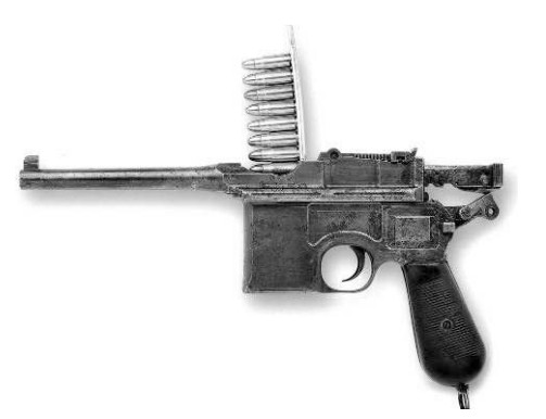 7,63-мм пистолет С/96 «Маузер» в процессе заряжания