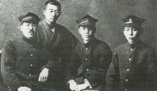 Акутагава Рюноскэ (третий слева) с друзьями. 1917 г.