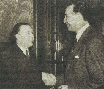 X. Л. Борхес (справа) вступает в должность директора Национальной библиотеки в Буэнос-Айресе. 1955 г.