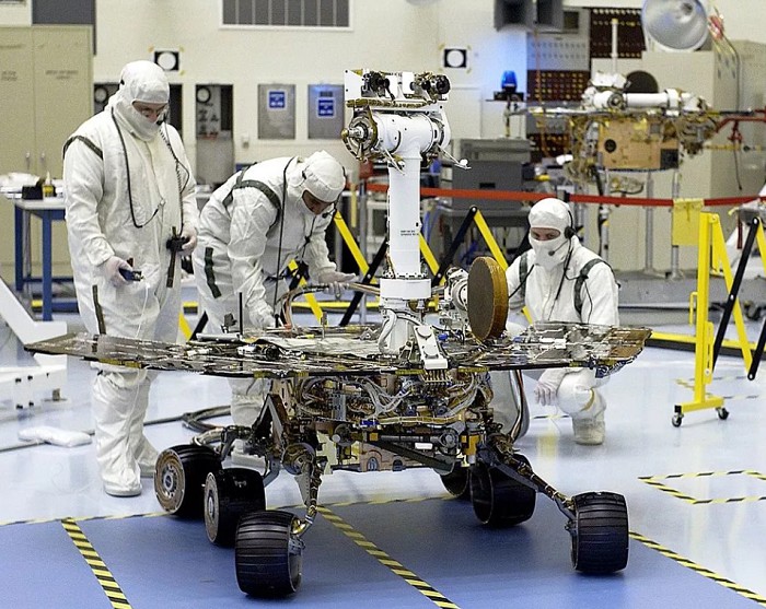 Инженеры NASA работают над созданием марсоходов «Спирит» и «Оппортьюнити»