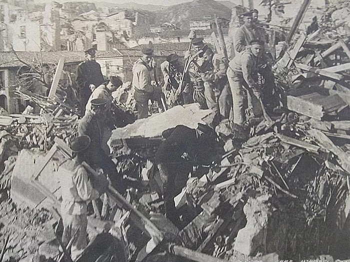 Русские моряки с броненосца «Слава» помогают проводить спасательные работы после землетрясения в Мессине (Италия). 28 декабря 1908 г.