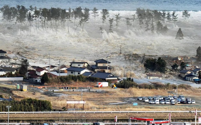 Цунами атакует город Натори в префектуре Мияги (Япония), 11 марта 2011 г.