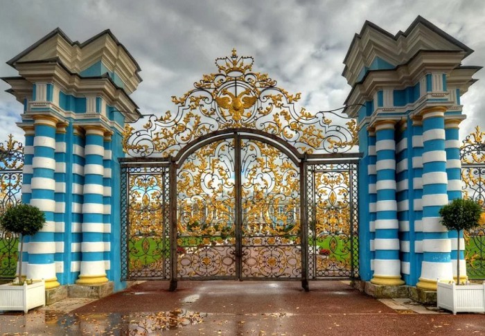 Вызолоченные ворота при входе во внутренний двор Екатерининского дворца