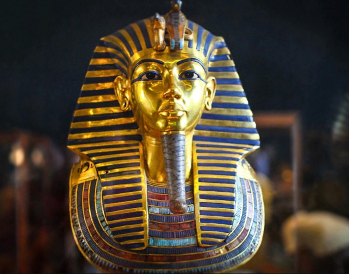 Погребальная золотая маска фараона Тутанхамона