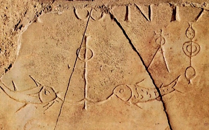 Рыба и якорь — символика первых христиан. Рельеф в римских катакомбах.