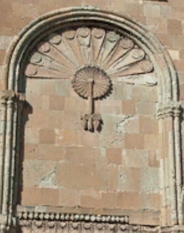 Павлин на фасаде храма