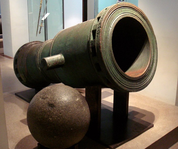 Одна из крупнейших бомбард (3325 кг) и гранитное ядро (260 кг) к ней