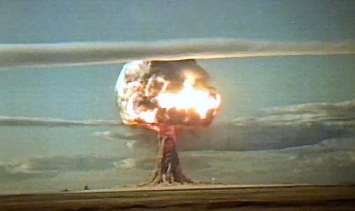 «Ядерный гриб» — взрыв советской атомной бомбы на испытаниях в Семипалатинске. 1949 г.