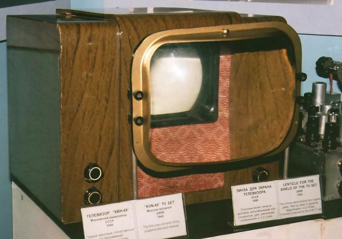 КВН — 49 с линзой, увеличивающей экран. СССР. 1949 г.