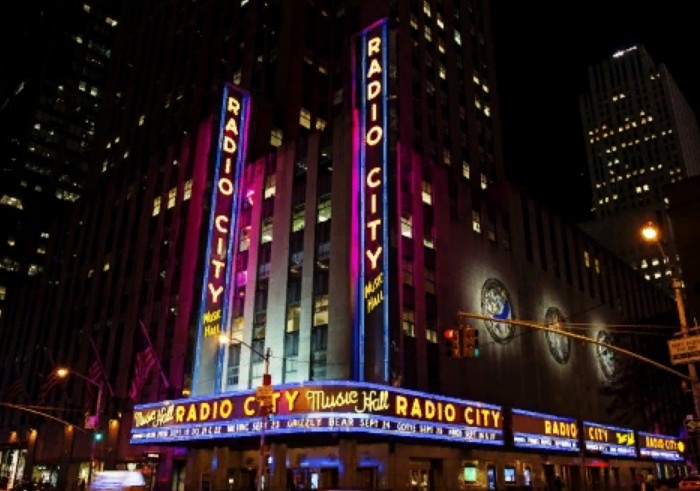 Нью-Йоркский киноконцертный зал «Радио-сити мюзикл-холл»