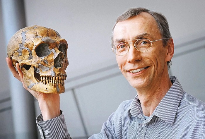 Сванте Пэбо с реконструкцией черепа неандертальца 
