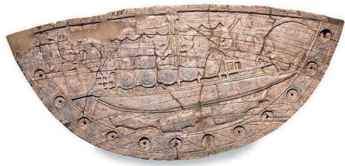 На рельефе из слоновой кости (слева) вырезан спартанский военный корабль