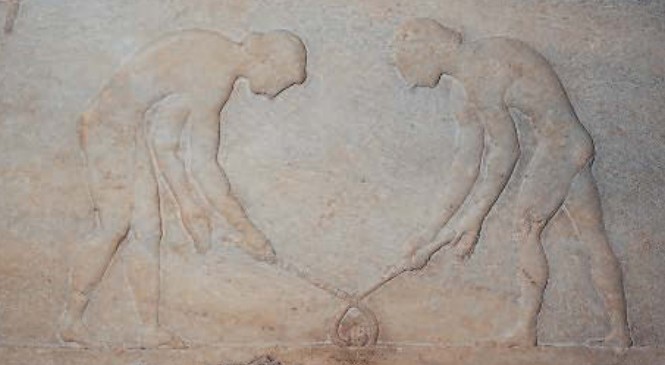 два мальчика играют в подобие хоккея (Древняя Греция)
