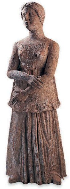 Женская фигурка вверху одета в пеплос