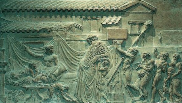 На римской каменной панели изображена процессия гуляк