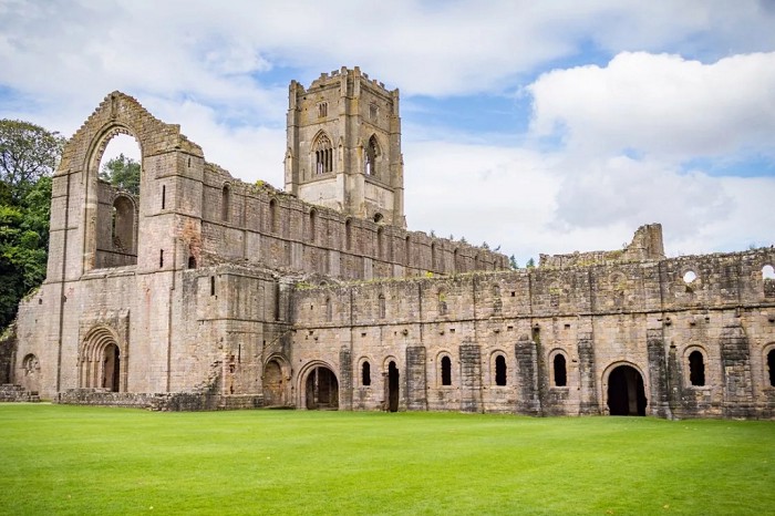 Руины Фаунтинского аббатства в Северном Йоркшире, основанного монахами-цистерцианцами в 1132 г. Аббатство было закрыто в 1539 г.