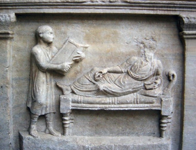 Раб читает возлежащему Валерию Петронию. Рельеф с саркофага Петрония