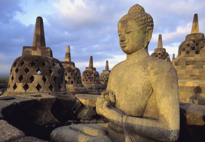 Храм украшает около 500 каменных Будд